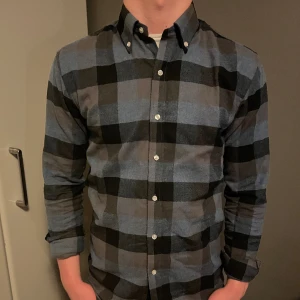 John Henric Skjorta  - Tjena! Säljer nu denna John Henric skjortan då den inte kommit till användning. Bra skick. Storlek 39.
