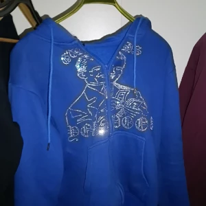 Gurkis x youspoo hoodie blå - Jag köpte denna i somras(andra släppet) i storlek medium o nu så börjar jag växa mig ur den. Det ända som är "trasigt" är att jag har gnagat på metallbiten på ena snöret men annars är allt som ny