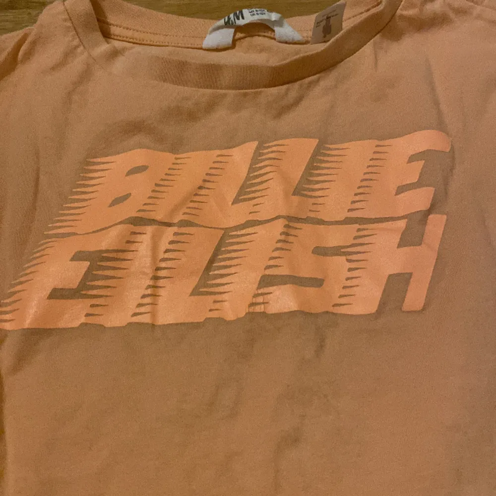 Orange Billie Eilish från h&m, använd 4 eller 5 gånger bra skick, original pris 100kr. T-shirts.