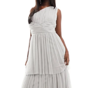 Bal klänning - En helt ny balklänning, köpte fler och hann inte lämna tillbaka innan tiden ran ut.  Perfekt till bal eller bröllop.  Prislappen är fortfarande kvar och aldrig använd. Pris kan diskuteras, pm för fler bilder dessa är lånade.