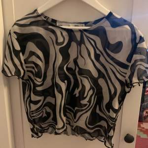 Säljer min jättefina zebra T-shirt från Lager 157, den är aldrig andvänd och ser ut som ny, den är köpt för ca 1 år sen men har bara legat i garderoben. Tröja är ”genomskinlig” om man inte ser det💞💞Köpt för 100kr och säljer för 50kr!💓🌸 