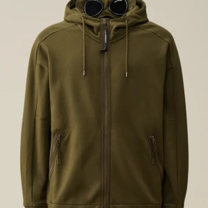 Cp Company zip hoodie Goggle - Nyskick köpt för ett halvår sedan, säljer för jag knappt använder tröjan. Pris är ej hugget i sten. Nypris: ca 3000 Skriv för mer info och bilder på tröjan