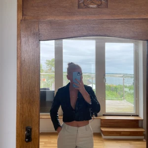 Skinkavaj  - Storlek 38  En svart skinkavaj, köpte denna secondhand för ett halvår sedan men den är tyvärr för liten då jag är ganska bredaxlad. 