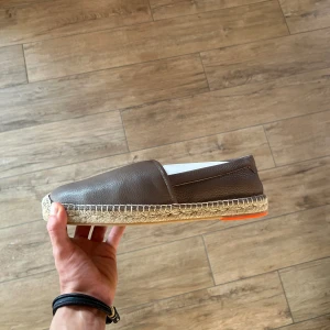 Santoni Espadrillos  - Säljer dessa feta Espadrillos från Santoni ,helt oanvända skick 10/10. Box, två dustbags, medlemskort och mer tillkommer. Nypris är 5000kr, säljer dem för 3000kr 🙌🙌. 