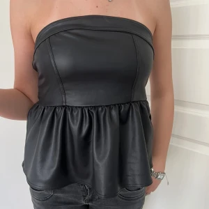 Topp i läder - Asså så snygg festopp från Hm! Passar till allt och sitter jättefint på! använd ett fåtal gånger men inga defekter! 