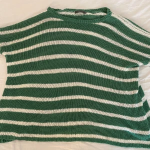 Fin grön stickad tröja🫶🏼 - Fin tröja i storlek M. Använd 1 gång.💗