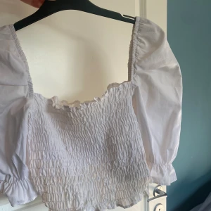 Blus  - Trendig blus från nelly sparsamt använd 