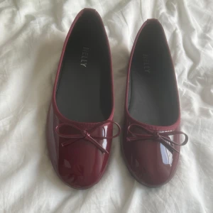 Vinröda ballerina nelly - Helt nya oanvända, stl 41, har boxen till dom kvar