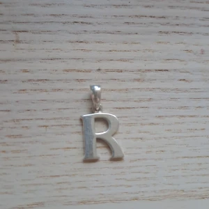 Hänge i äkta silver 925 - Kan användas till pyssel eller som accessoar. Vid funderingar skicka gärna pm. Pris är diskuterbart 💗😊
