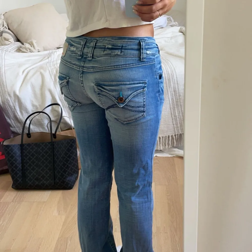 Jätte fina ljusblåa lågmidjade jeans från freesoul i storlek 27. Väldigt fint skick och säljer pga att jag har alldeles för många jeans. Priset kan diskuteras och det är bara att skriva om ni har frågor.🌸🩷💗. Jeans & Byxor.