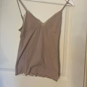 Linne med spets - Sött linne med spetts! 