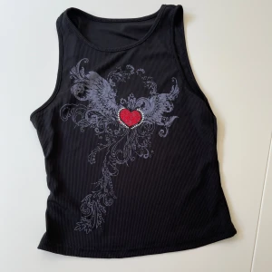 Top med motiv - Fin top/linne med motiv