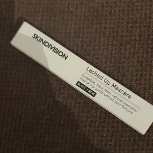 Mascara Skindivision  - Oöppnad mascara från Skindivision black 10ml Lenghtening  Volumizing  Water-resistant  90kr