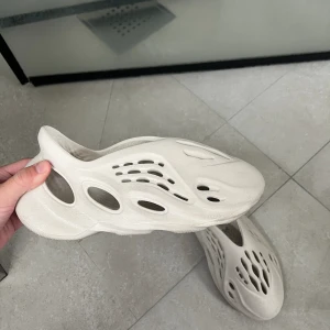 Yeezy foam runners - Yeezy foam runners i färgen ”sand”  Kvitto finns  Bara att skriva om du har fler frågor!