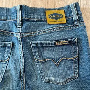 supersnygga low waist jeans av märket gul & blå!! min mammas gamla jeans från 2001. 💘 skriv innan du trycker på köp nu ❣️