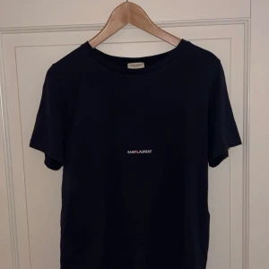 Saint Laurent T-shirt  -  - cond: 9/10   - size S (funkar som storlek M också)  Kan mötas runt Göteborg