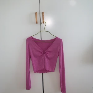 Perfekt rosa sommartopp! - Vem vill inte ha en perfekt rosa tröja/topp till sommaren? Jag har för många, därför säljer jag detta otroliga plagg för endast 120 kr!  Plagget är knappt använt, så nästan nyskick!