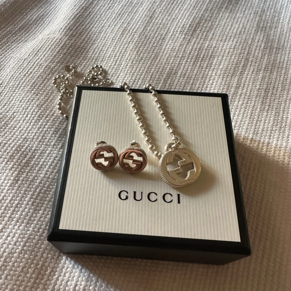 Säljer mitt Gucci halsband i silver, finns matchande örhängen också om man är intresserad av det. Skriv till mig privat isånnafall. Nypris: 5000 ❤️. Accessoarer.