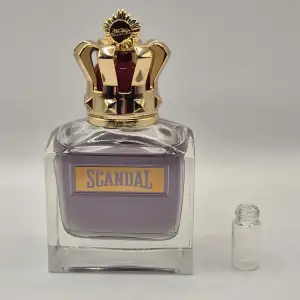 Scandal EDT är en parfym som inte har fått populariteten som den förtjänar. Med noter som Apelsin, Karamell, Tonkaböna och Vetiver  1ml: 25kr - 2ml: 45kr - 3ml: 65kr