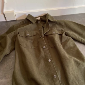 Overshirt - En grön overshirt som blivit för liten || nypris 650 mitt pris 300kr || storlek S och väldigt bra skick 8/10 || priset kan förhandlas skriv vid frågor.