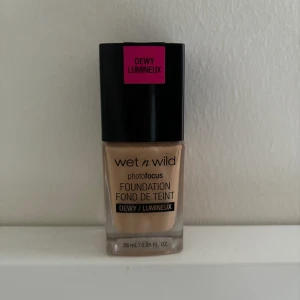 Wet N Wild Dewy Foundation🌸 - Färg: Soft beige (Light Medium) Knappt använd, säljer då den är lite för mörk för mig🌸
