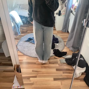 Snygga jeans - Ljusblåa jeans från lager 157, ganska baggy, straight leg, säljer endast då dom inte satt som jag ville, de är i nyskick🫶