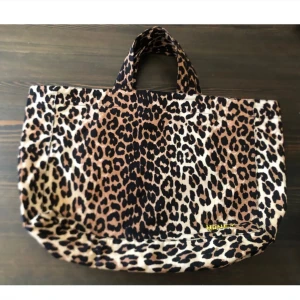 Söker Ganni väska - Söker denna väskan från Ganni! 