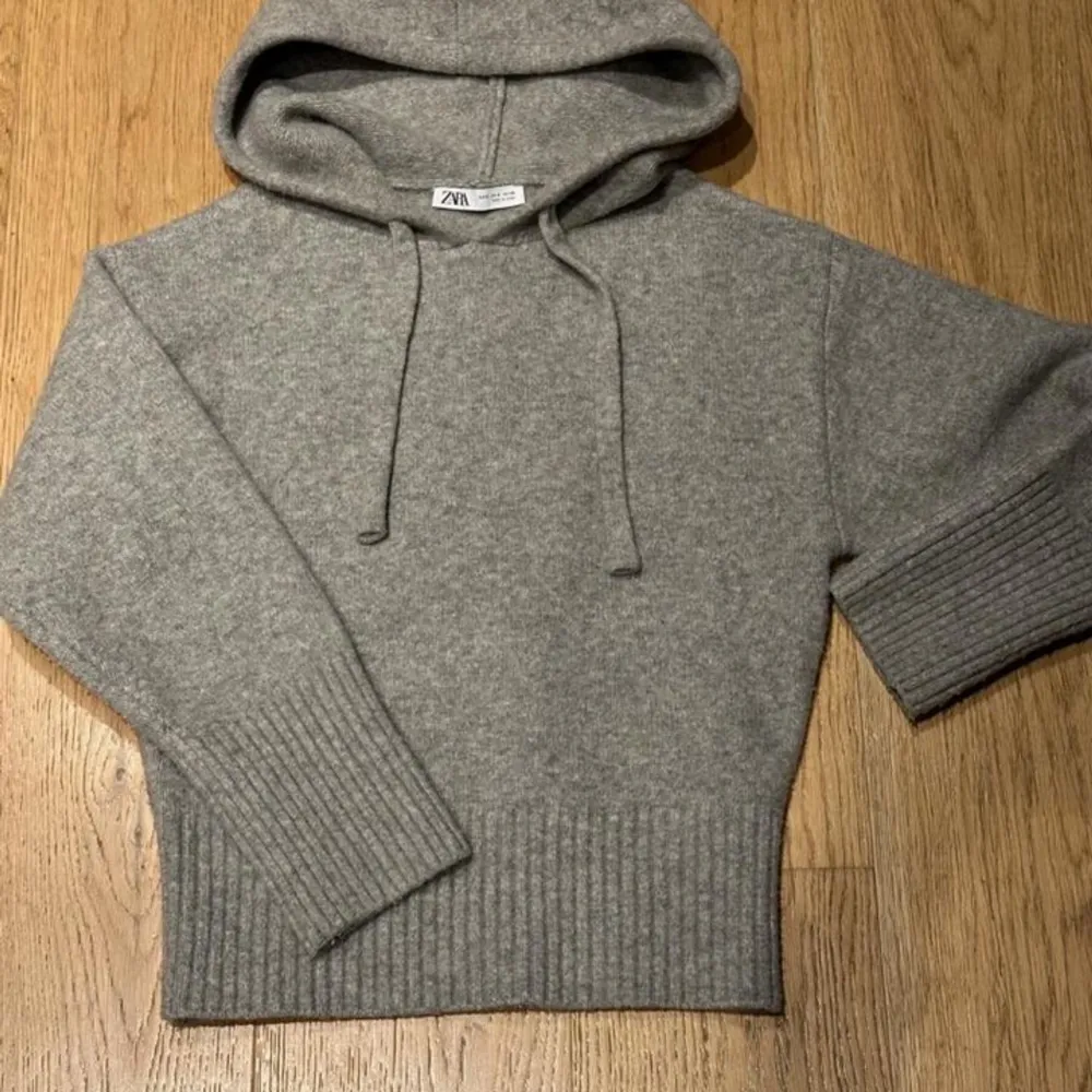 snygg finstickad hoodie från Zara i färgen grå. I storlek S, oversized. Mycket bra skick och använda ca 2 gånger. Köparen står för frakten och jag ansvarar inte för postens slarv.. Hoodies.