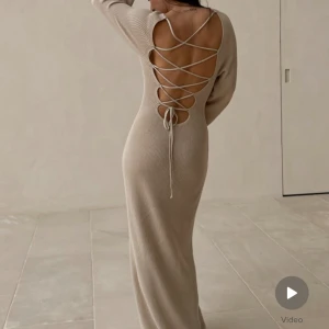 NA-KD klänning - Helt ny stickad klänning, världens skönaste material och såå snygg. Något liten på mig därav säljer jag den.  Stel XS💗