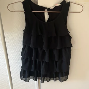 volang blus - såå snygg passar mig som är 165 fast den ör storlek 158💕 rekommenderar och skriv prisförslag