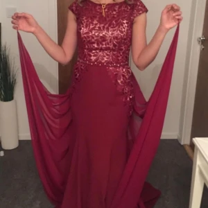 klänning - jätte fin klänning. använd 1 gång. storlek 36/38. säljs för 1000kr (pris kan diskuteras)