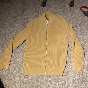 Mango full zip tröja - Säljer en mango fullzip tröj i bra skick storlek M