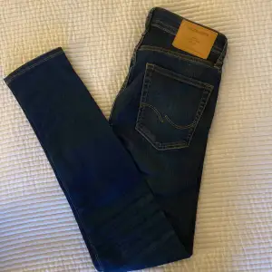Säljer dess fina jeans då de är för små. Skick 9/10 då det inte finns några defekter. Bara att höra av sig vid frågor. 
