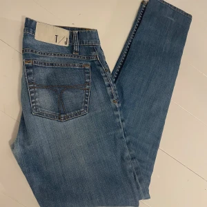 Tiger of sweden jeans  - Hej! Säljer nu dessa tiger of sweden jeans! Dem är sparsamt använda och skicket är 9/10. Det är en lite äldre modell av tiger of sweden (blaise) vilket motsvarar evolve/pistolero. Storleken är 29/32, han på bilden är 175 cm. PRIS KAN DISKUTERAS!
