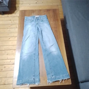 Low-waisted, Wide Jeans - Fransiga nedtill Utsvängda ben Katt finns i hemmet