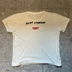 Säljer denna feta saint Laurent t-shirt i storlek Xs passar runt 170