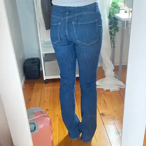 Säljer ett par jätte fina mörkblåa Bootcut jeans från zara för 350 kr+frakt💞💞