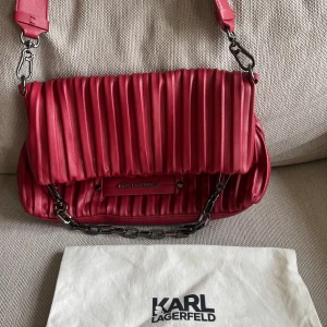 Karl Lagerfeld väska - Skick som ny. Inga tecken på användning.