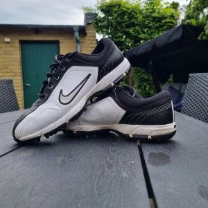Nike golfakor - Ett par nike golfskor. Lite oldschool inspirerande skor. Storlek 44 i använt skick. Hör av dig för mer frågor.