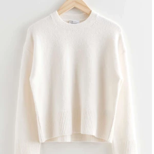 &other stories stickad tröja  - Säljer min stickade tröja från &other stories då den inte kommer till användning längre. Ordinarie pris i deras butik: 650kr därav nypriset  