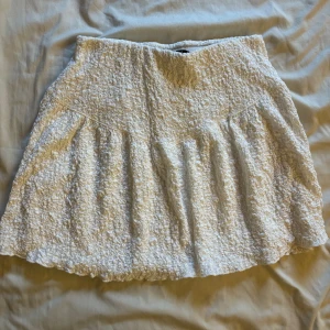 Kjol - Fin kjol till sommaren, den är stretchig och skön🤍