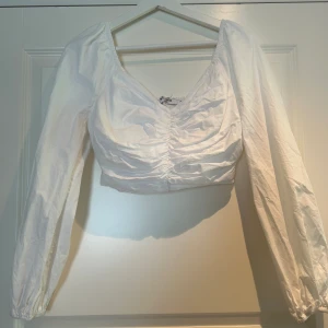 Crop top - Vit croptop från NAKD. Super fin men jag får inte på mig den längre tyvärr.  Passar 36/38