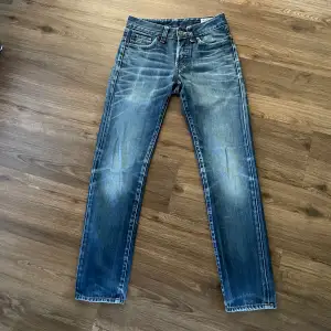 Säljer dessa as feta G-star raw jeans 3301. Färgen är perfekt nu till sommaren. Storleken är 27/32. Skriv om du har funderingar! 