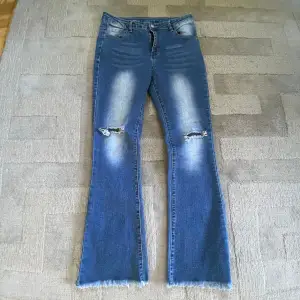 Snygga jeans med hål på knäna💕 Passar någon med korta ben