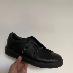 Valentino rockstud - Valentino rockstud i riktigt bra skick. Storlek 41,5 men passar mig som har 42. Köpta från the real real som genomgår ett äkthetstest innan dom säljer något.