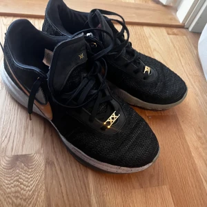 Nike Lebron 20 - Säljs på grund av ingen användning längre. Ingen mer skada än det på bild två. Väldigt sköna skor.  Köpta på nike förra året för 2149:- Finns ej att köpa längre. 