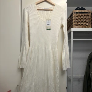 Stickad klänning - Fin stickad klänning, helt oanvänd.