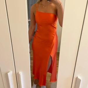 Klänning Zara - Klänning från Zara i siden! En söm som har gått upp lite men inget man tänker på! 💞