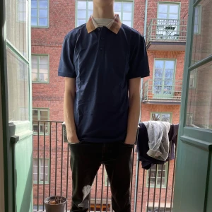 Burberry piké blå - Riktigt fet burberry piké köpt för nån månad sen, har ej kommit till användning. Därför säljer jag den 👍🏻 (modellen är ungefär 178)