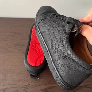 Louboutins - Skitcoola Louboutins med alligator mönster. Asbra skick. Storlek 40-41. Inget og ingår. Små slitningar mitten på röda sulan som inte alls syns på. 